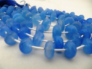 Perles de calcédoine bleue naturelle facettées en forme de rondelle de 10 à 12 mm vendues par brin - Product Image 3