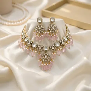 Ensemble collier et boucles d'oreilles style Polki, perles roses plaquées or de luxe, bijoux de mariage indiens traditionnels pour mariée. - Product Image 2