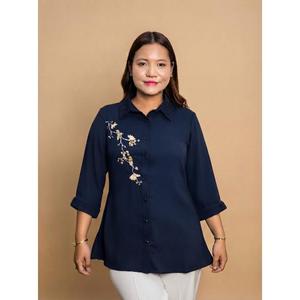 เสื้อเชิ้ตสีน้ำเงินกรมท่าปักลายดอกไม้ ปกเสื้อพับได้ ให้ลุคทันสมัยสำหรับผู้หญิง ซื้อโดยตรงจากซัพพลายเออร์ในราคาขายส่ง - Product Image 1