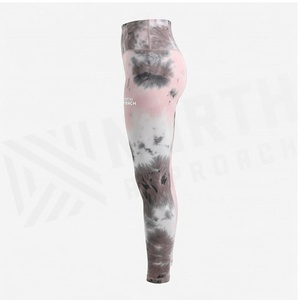 Ensemble de yoga 2 pièces North Approach Tie Dye rose et gris, legging taille haute et crop top dos nageur, extensible dans les quatre sens - Product Image 3