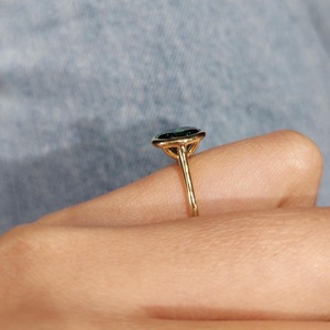 Bague classique pour femme en or jaune avec diamant solitaire bleu verdâtre rond serti clos, bijou de fiançailles - Product Image 2
