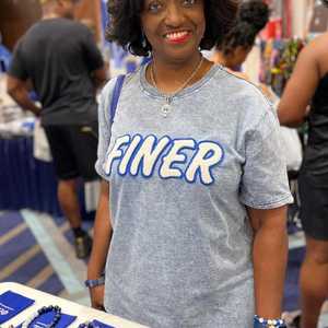 Chemise en jean gris clair Zeta Phi Beta avec broderie chenille bleue lettres grecques pour femme – Coupe décontractée et élégante - Product Image 5