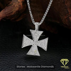 Collier pendentif religieux de créateur avec diamants de laboratoire brillants et style streetwear - Product Image 4