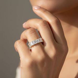 Bague demi-éternité en or 9 carats avec diamants taille radiant sertis à griffes, 3,00 carats au total - Product Image 6