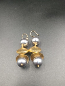 Boucles d'oreilles pendantes vintage en laiton plaqué or Amaira Jewels, imitation perle en forme de boule, serti clos, bijoux de fête pour femmes, pour les Hindous - Product Image 2