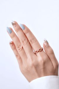 Uñas Postizas Artificiales Azules y Blancas con Pedrería, Uñas de Lujo con Forma de Almendra, OEM ODM, Venta al por Mayor, Uñas Personalizadas con Pedrería - Product Image 3