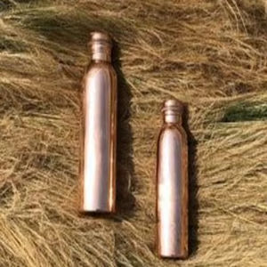 Botella de agua de cobre que se convierte en parte de la vida diaria, creando una conexión personal a través del uso constante y la hidratación familiar. - Product Image 1