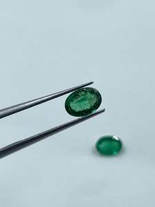 พลอยมรกตสีเขียวธรรมชาติ รูปไข่ คุณภาพ A1 น้ำหนัก 1.30 กะรัต ขนาด 5x7 มม. สำหรับทำเครื่องประดับ - Product Image 3