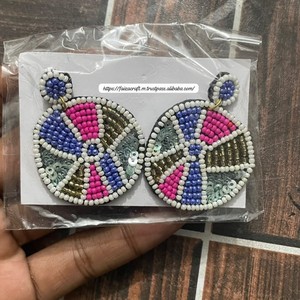 Boucles d'oreilles brodées de perles les plus vendues, parfaites pour les tenues décontractées et festives, disponibles en grande quantité - Product Image 1