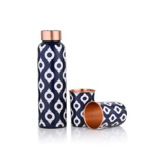 Botella de agua moderna de cobre portátil para viaje con patrón geométrico azul marino y detalles en cobre - Product Image 2
