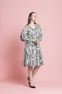 Vestido Maxi de Lujo con Estampado Abstracto, Cuello en V, Diseño Único, Mezcla de Algodón, para Vacaciones en la Playa - Product Image 3