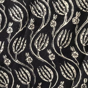ผ้าฝ้ายพิมพ์ลายด้วยมือสีขาวดำ – ลายดอกไม้บูตะไวน์ ผ้าฝ้ายอินเดียสำหรับชุดเดรสและเครื่องแต่งกาย - Product Image 1