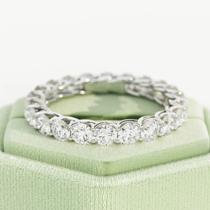 Anillo de Eternidad de Diamantes Cultivados en Laboratorio de Oro de 18k, 2.2 TCW, Corte Redondo, con Certificado IGI y Claridad VVS2, en Venta - Product Image 3