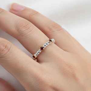 Anillo de Granate con Diseño de Rama Pequeña, Delicado, Inspirado en la Naturaleza, Color Rojo Intenso, Estilo Clásico y Atemporal, Joyería de Alta Gama, Ideal para Bodas, Certificado IGI - Product Image 2