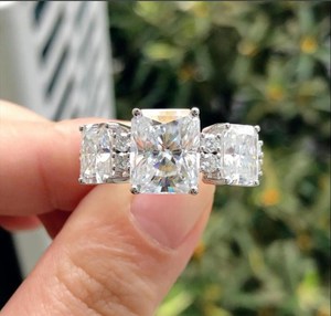 Bague unique en argent sterling 925 avec 3 pierres de moissanite taille radiant pavée 2+1 CT, cadeau de promesse pour anniversaire et fêtes - Product Image 2