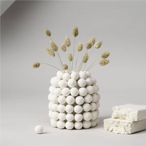 Ensemble de vases en métal blanc moderne, vase à fleurs texturé en fer décoratif, style nordique luxueux, vase à bourgeons de style nordique pour la décoration de la maison - Product Image 4