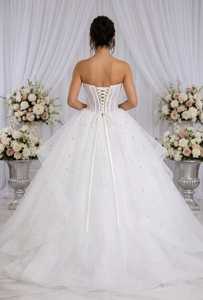 Robe de mariée moderne sans manches à col rond, ornée de perles et de broderies en cristal, avec jupe en satin drapé, taille naturelle, longueur ras du sol et traîne. - Product Image 2