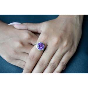 Anillo de Plata 925 con Rodio y Amatista, Diseño Halo, Ajustable, Engaste de Garras, Joyería de Destaque - Product Image 4