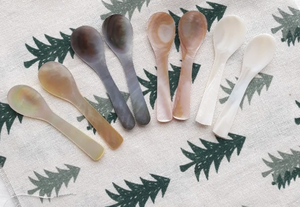 Cuillère en nacre vietnamienne de qualité supérieure, fabriquée à partir de coquilles d'huîtres, pour servir le caviar, le sel, les œufs, la crème glacée, le café et les desserts. - Product Image 6