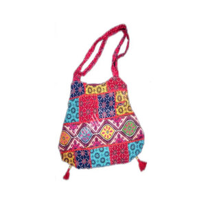 Sac fourre-tout ethnique en coton fait main à imprimé géométrique, sac à bandoulière bohème traditionnel avec longue anse, grand sac de voyage pour femme - Product Image 3