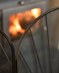 Protector de Chimenea Metálico con Diseño de Arco Solar, Malla Plegable de Tres Paneles, Resistente al Calor, Diseño Moderno - Product Image 5