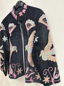 Chaqueta de Terciopelo Bordada a Mano con Encanto Atemporal, Diseño Floral y de Aves, Estilo Bohemio Artesanal, Forro de Algodón, Prenda Exterior para Mujer - Product Image 5