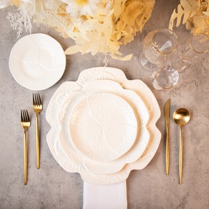 Piatto da portata bianco all'ingrosso per matrimoni, fatto a mano, con decorazioni in rilievo, lussuoso set da tavola per matrimoni - Product Image 1