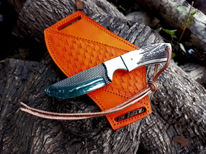 Couteau à Découper en Acier Inoxydable de Haute Qualité Fait Main avec Manche en Corne pour le Camping, la Randonnée et la Survie en Plein Air - Product Image 1