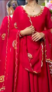 Ensemble Kurta Traditionnel Rouge avec Dupatta, Longueur au Sol, Brodé, Vêtements pour Femmes, Style Indien Pakistanais, Coupe Classique, Toutes Saisons - Product Image 5