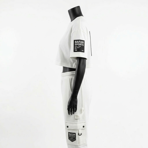 Conjunto de camiseta corta de felpa de algodón y poliéster de 320 GSM premium y pantalones jogger cargo con logo de parche de goma blanca para mujer - Product Image 3