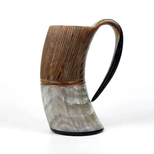 Mug à boire en corne naturelle avec un design détaillé de bateau viking sculpté, fait main, décoration rustique médiévale pour la maison - Product Image 1