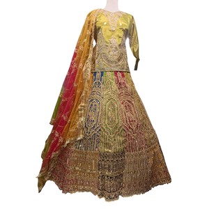 Vestido de Novia de Lujo con Bordado Dorado en Satén, Corte en A, Escote en V, Sin Mangas, Largo hasta el Suelo, Hecho a Mano, con Protección Solar - Product Image 3