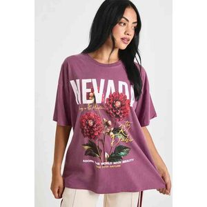 Camiseta con estampado de dalias rojas de Nevada - Product Image 1