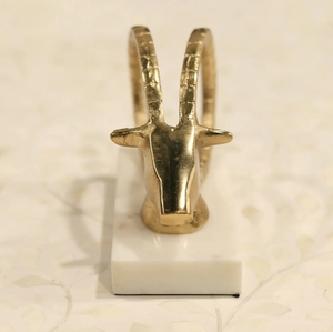 Statue de buste de tête de bélier en or métallique accrocheuse avec base en marbre blanc, pièce maîtresse pour décorations intérieures de luxe - Product Image 2