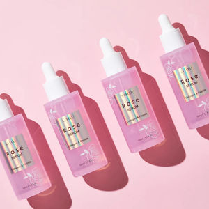 เซรั่มบำรุงผิวหน้ากลิ่นกุหลาบจากแบรนด์เครื่องสำอางเกาหลีใต้ SOQU ช่วยเพิ่มความชุ่มชื้นให้ผิวด้วยสารสกัดจากกุหลาบ กลิ่นหอมละมุน ช่วยรักษาความชุ่มชื้นให้ผิวของคุณ - Product Image 4