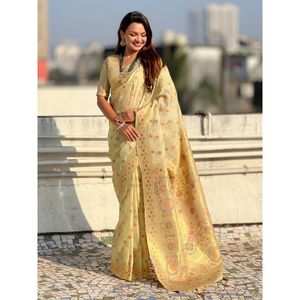 Sari de Seda Kora Premium Leheriya Meenakari Zari Tejido con Estampado Floral y Blusa de Brocado con Pallu Elegante - Product Image 4