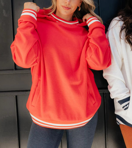 เสื้อฮู้ดดี้โอเวอร์ไซส์คุณภาพสูงสำหรับผู้หญิง สีพื้น ขอบแขนและชายเสื้อแบบริบ มีกระเป๋าข้าง ปักโลโก้ตามสั่ง - Product Image 3