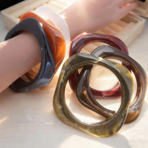 Bracelet carré géométrique en résine colorée, bijoux fantaisie, accessoires de mode faits à la main, bracelets irréguliers - Product Image 1