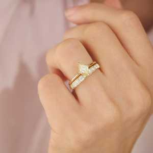 แหวนแต่งงานแบบฝรั่งเศสฝังเพชรแล็บโกรว์ครึ่งวง 14K ทองคำแท้ ประดับขอบแบบ Bezel ดีไซน์หรูหรา คลาสสิก ซ้อนกันได้ ขายส่ง - Product Image 4