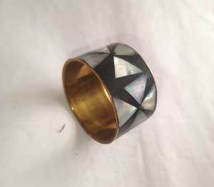 Anillo para servilletas hecho a mano en latón con incrustaciones de nácar, diseño de lujo para decoración de mesa, producto superventas. - Product Image 1