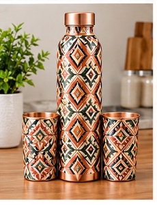 Bouteille d'eau artistique en cuivre avec couvercle et deux tasses assorties, motif feuille de palmier tropical et fleurs - Product Image 2