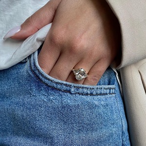 Anillo de Compromiso con Diamante Cultivado en Laboratorio de Corte Ovalado de 4.50 Quilates, Anillo de Oro Amarillo de 18K, Piedras Laterales Trillón, Certificado IGI - Product Image 2