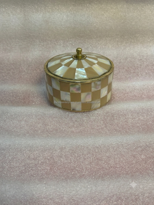 Mini joyero de latón con incrustaciones de resina verde y blanca y nácar para anillos de boda y compromiso, y sindoor sagrado. - Product Image 2
