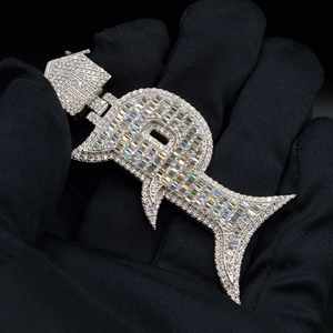 Collar con colgante personalizado en forma de pez, chapado en oro blanco, acabado en plata, con diamantes de moissanita talla baguette y engaste tipo bail. - Product Image 6