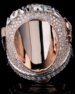 แหวนฮิปฮอปผู้ชายสั่งทำพิเศษหรูหราพร้อมโลโก้ เพชรโมอิสซาไนต์ S925 แหวนพลอยโมอิสซาไนต์สำหรับผู้ชาย - Product Image 3