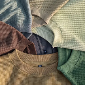 T-shirt à manches longues en tricot gaufré pour homme MAX WORLD ENTERPRISES, logo brodé sur le devant, col rond, coupe décontractée, 100% coton - Product Image 2