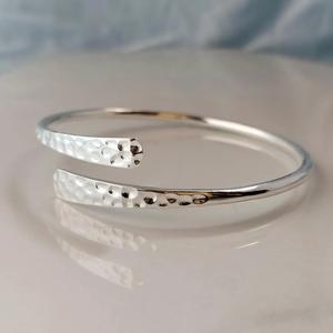 Brazalete Unisex de Plata de Ley, Diseño Martillado, Resistente al Agua, Antideslustre, Sin Plomo ni Níquel - Product Image 4