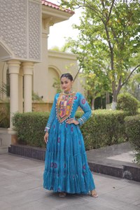Vestido Maxi Étnico de Lujo en Faux Georgette con Estampado Bandhani, Artesanía Kutchi y Falda de 12 Metros para Exportación al por Mayor - Product Image 3