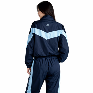 ชุดเซ็ตแจ็คเก็ตและกางเกงวอร์มกันลมสำหรับผู้หญิง OEM แฟชั่น unisex มีกระเป๋า  แบบสั่งทำพิเศษ กันน้ำ น้ำหนักเบา ระบายอากาศได้ดี เหมาะสำหรับกิจกรรมกลางแจ้ง - Product Image 5