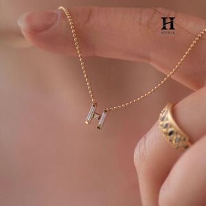 Collier en or 14 carats avec pendentif lettre H personnalisé de luxe, style minimaliste avec diamants baguette - Product Image 2